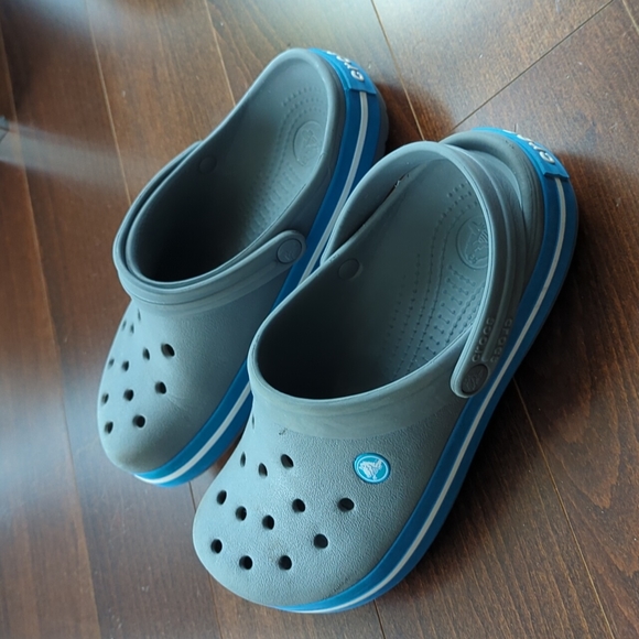 Grey Crocband Crocs. Men's size 7, women's size 9 - Picture 4 of 7